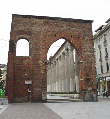 Alee si arc antic de caramida in milano foto