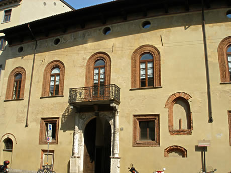 Unul dintre palatele celebre din milano in italia foto