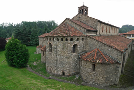 Vechia biserica san pietro agliate in brianza lombardia foto